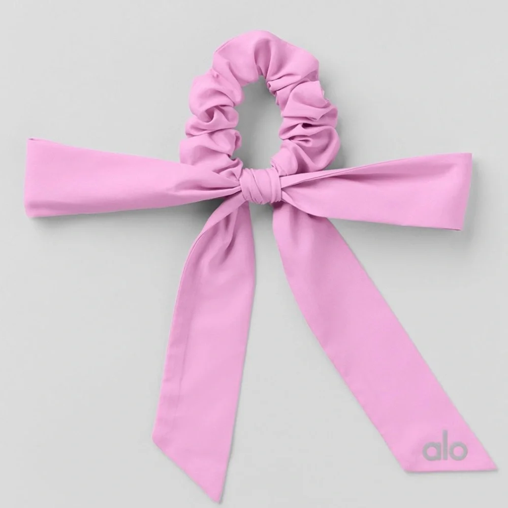 Alo Love Knots Tie Scrunchie NWT Candy Heart Pink